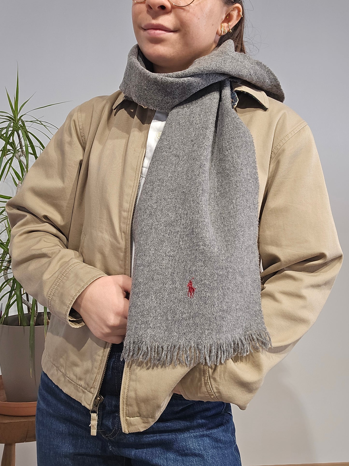 Écharpe en laine d'agneau gris clair à bordure frangée - TU