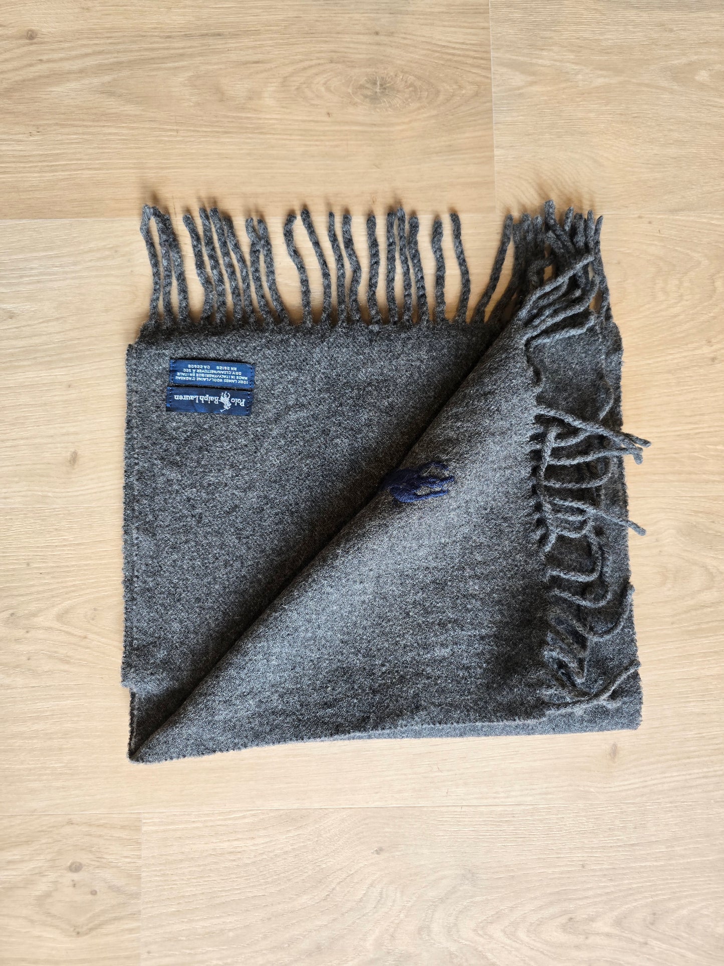 Écharpe en laine d'agneau grise à frange - TU