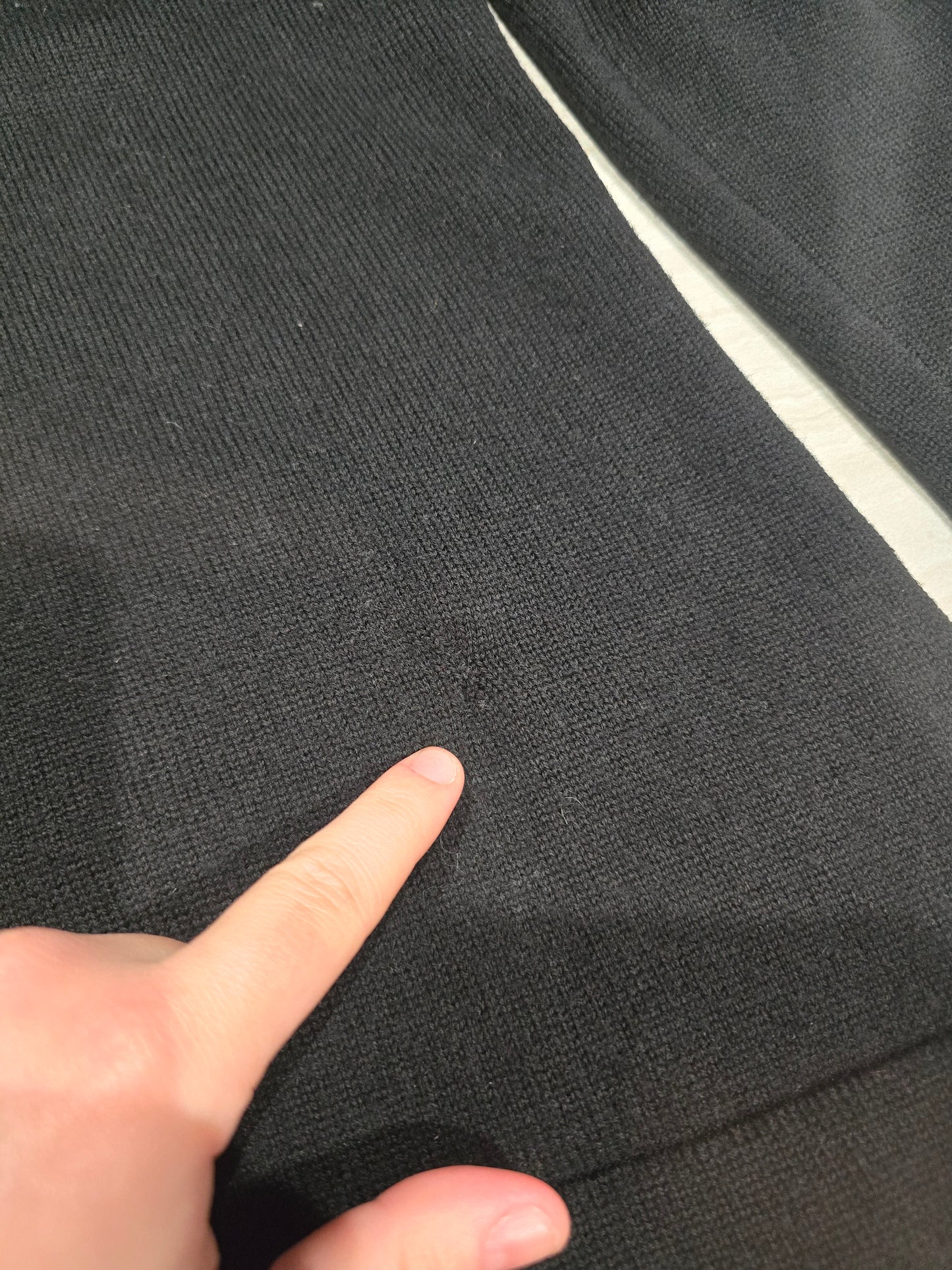 Pull col V en laine noir liseré multicolore - XS/S